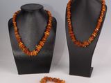 quelques colliers et un bracelet exposés sur un présentoir