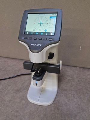 une image représentant un microscope surmonté d'un écran