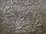 une photo représentant une plaque métallique sur laquelle figurent les portraits d'un homme et d'une femme