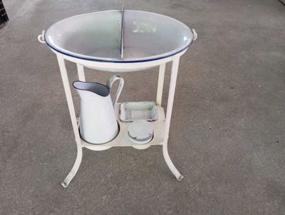une petite table sur laquelle se trouvent un pichet et une tasse