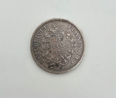 gros plan d'une pièce d'argent sur une surface blanche