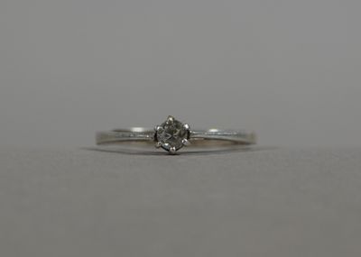 BAGUE en argent ornée d'une pierre blanche.