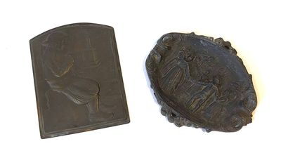deux morceaux de métal sont posés l'un à côté de l'autre sur une surface blanche