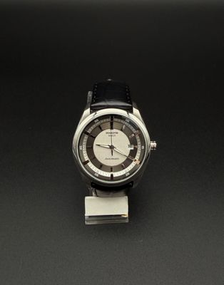 gros plan d'une montre sur une surface noire