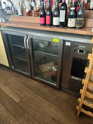de nombreuses bouteilles de vin posées sur le comptoir du magasin
