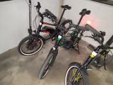 trois vélos garés dans un garage