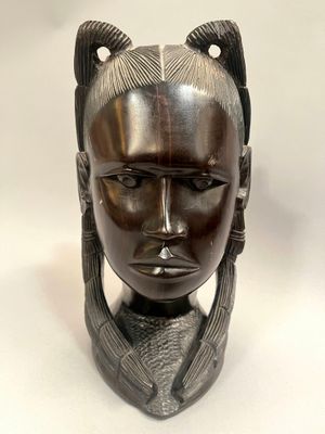 une statue représentant une femme avec une oreille de chat