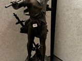 une statue en bronze représentant une femme tenant une épée
