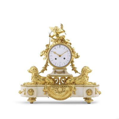 une horloge dorée et blanche posée sur un socle, entourée de statues
