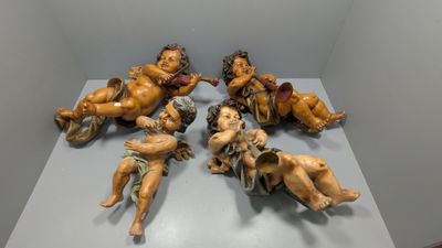 cinq figurines d'enfants allongés par terre