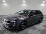 la voiture grise est garée sur un sol en damier dans le garage