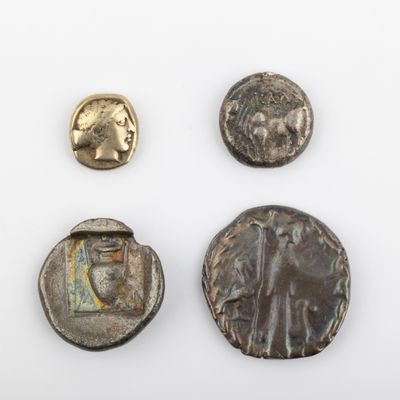 un ensemble composé de trois pièces romaines et d'une pièce romaine