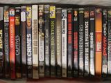 beaucoup de DVD dans une boîte posée sur une table