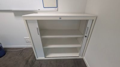 une armoire blanche dans un coin de la pièce