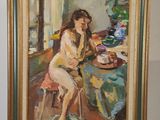 une peinture à l'huile représentant une femme assise sur une chaise devant une table