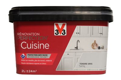 un gros plan d'un pot de peinture pour cuisine sur fond blanc