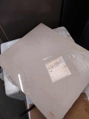 une boîte sur laquelle est posé un réchaud, elle-même posée sur une autre boîte