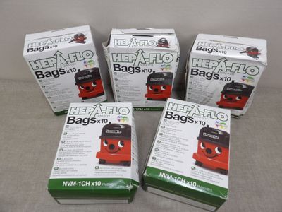 quatre paquets de sacs sont posés les uns à côté des autres sur une table