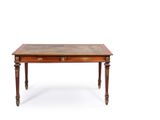 une vieille table en bois surmontée de deux tiroirs