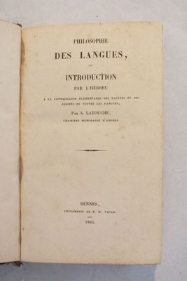 un livre ouvert sur lequel est posée la photo d'un homme coiffé d'un chapeau