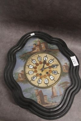 une horloge posée par terre dans la pièce