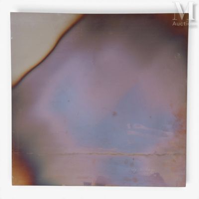 une photo Polaroid représentant un ciel bleu et des nuages