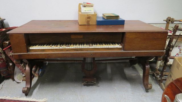 Piano forte. Caisse rectangulaire à plateau brisé à abattant. Pie...