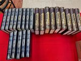 Plusieurs livres sont alignés sur une nappe rouge