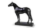 une statue de cheval posée sur un socle