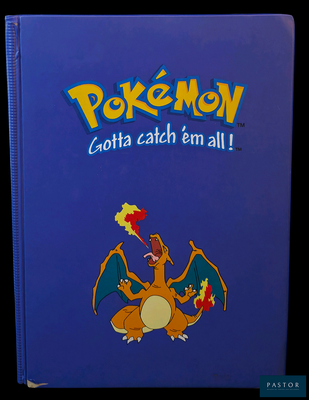 un livre bleu sur lequel figure l'image d'un personnage de Pokémon