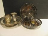 un plateau en argent avec des tasses et des soucoupes en argent posées sur une table