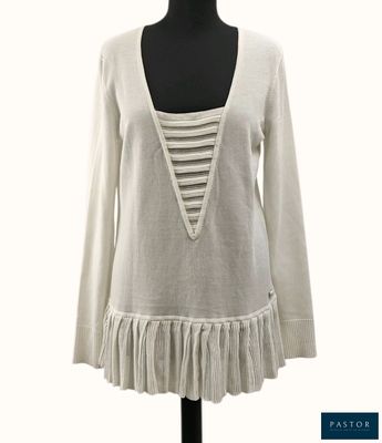 une photo d'un pull blanc à volants sur un mannequin, mannequin, mannequin, mannequin, mannequin, mannequin, manne