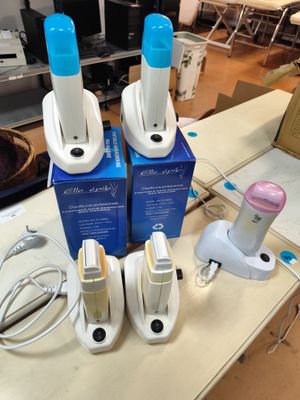 trois manettes Wii posées sur une table