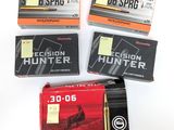 trois boîtes de munitions sont posées les unes à côté des autres sur une surface blanche