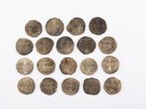 un assortiment de pièces d'argent sur un fond blanc
