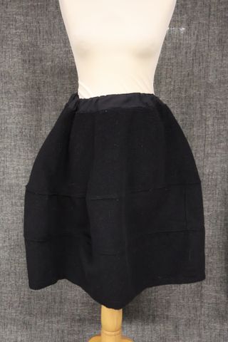 H’S CABINET – Jupe boule noire. Taille : M. Joint une jupe Sarah ...