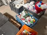 de nombreux conteneurs remplis de nourriture et d'autres articles dans la pièce