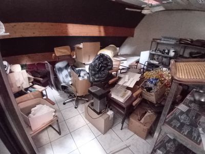 une photo d'une chambre en désordre avec plein d'objets par terre