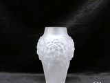 un vase blanc orné d'une tête de lion