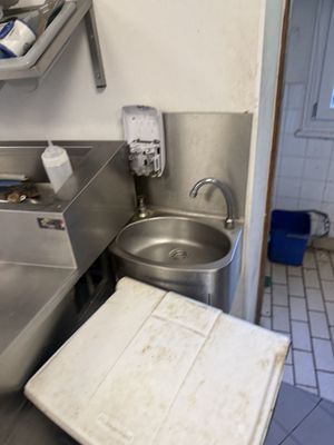 Lave main en inox NETTOYAGE A PREVOIR