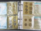 un livre dans lequel se trouvent plein de pièces de monnaie