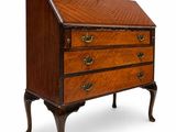un petit bureau en bois sur pied, muni de tiroirs et de tiroirs