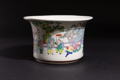 Cache-pot en porcelaine à décor polychrome d'enfants jouant à l'extéri