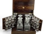 une photo d'un coffret en bois contenant un service de verres
