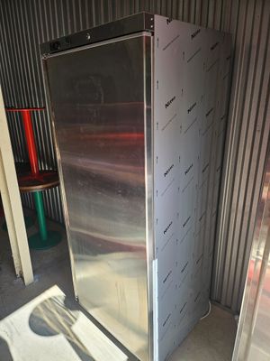 un réfrigérateur qui se trouve dans un garage