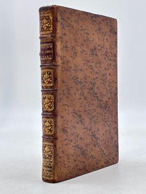 un vieux livre posé sur une surface blanche