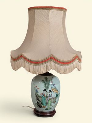 une lampe posée sur une table et munie d'un abat-jour