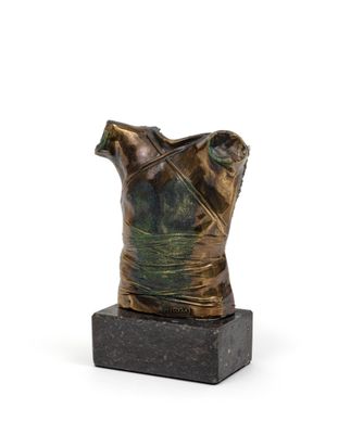 statue représentant le torse d'une femme, posée sur un socle en marbre, sur fond blanc