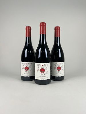 trois bouteilles de vin rouge posées côte à côte sur une table