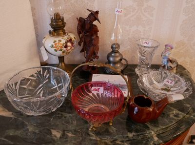 une table sur laquelle se trouvent de nombreux objets en verre
